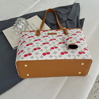 Sac fourre-tout d'été en PU et polyester souple, grande capacité, style nouveau, imprimé cerises, fermeture éclair, pour le commerce international