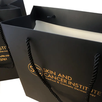 Bolsas de Papel Negro Mate de Lujo con Logotipo Personalizado, Bolsas de Regalo con Asa de Listón para Boutique, Venta al Por Mayor