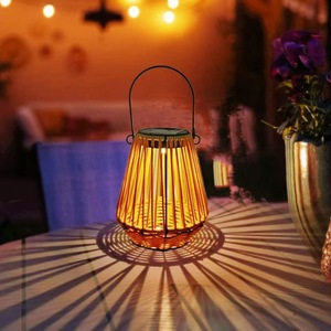 Lanterna Solare Portatile a LED in Rattan IP65 Impermeabile per Illuminazione Esterna e Giardino - Product Image 1