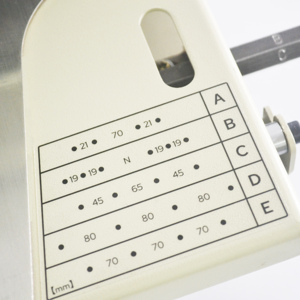 Máquina Perforadora de Papel Ajustable Uving A5 A6 de 6 Orificios con Placa Móvil para Procesamiento de Papel - Product Image 3