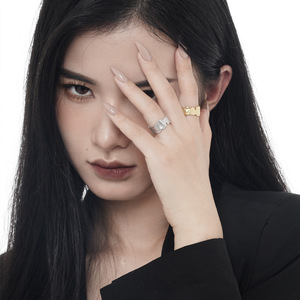 El nuevo anillo de crepé quemado de <span class=keywords><strong>plata</strong></span> esterlina S925 presenta una elegante apertura de anillo irregular - Product Image 6