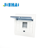 Boîtier de distribution encastré encastrable avec base métallique et porte en plastique mat, pour distribution électrique quatre fils