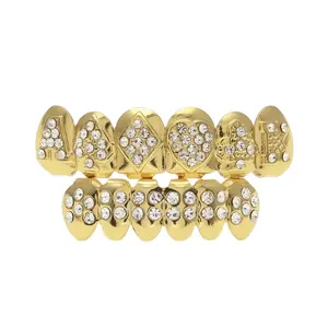 Commercio all'ingrosso Hip Hop Grillz placcato in oro 18 carati Grillz accessori per gioielli per il corpo a forma di Poker Set di denti Grillz con diamante pieno ghiacciato