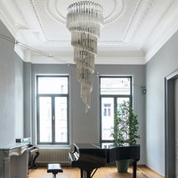Luminaire suspendu créatif et moderne de style luxueux. Escalier de villa duplex luxueuse dans un hôtel. Lustre en verre de Murano.
