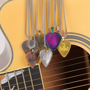 Collier pendentif plectre de guitare en acier inoxydable, gravé d'une note de musique, pour guitaristes rock - Product Image 6