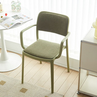 Chaise de salle à manger moderne nordique empilable et mobile en plastique souple pour la maison, la salle à manger et le restaurant