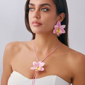 Conjunto de Collar de Cuerda Encerada con Flores de Tela Coloridas y Pendientes Largos de Flor Grande para Fiesta en la Playa, Estilo Bohemio de Verano - Product Image 1