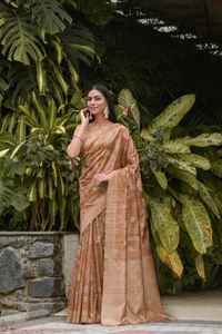 ผ้าส่าหรีผ้าไหมเนื้อนุ่ม,ผ้าลายสานจากผ้าซารีผิวนุ่มพร้อมลวดลายทอแบบ Zari Pallu และพิมพ์ลาย Patola สวยงาม - Product Image 4