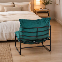Fauteuil de décoration intérieure tendance, revêtement en velours doux, structure en métal courbé, chaise de repos pour coin lecture