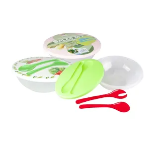 独特的塑料沙拉碗，带勺子和叉子
