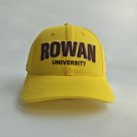 Casquette de baseball structurée en coton jaune vif avec logo universitaire brodé en 3D en relief pour les étudiants, idéale pour les jours de match et les tenues décontractées
