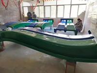 Ensemble de jeux d'extérieur personnalisé pour enfants : toboggan en plastique, trampolines et balançoires pour usage scolaire public, construction en métal et plastique