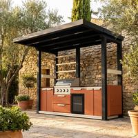 Îlot de cuisine extérieur sur mesure avec comptoir en quartz, barbecue en acier inoxydable, réfrigérateur, évier et éclairage LED pour villa et terrasse