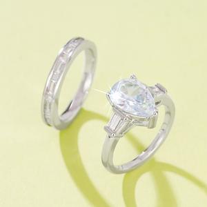 แหวนหมั้นเพชรทรงลูกแพร์สีขาวทองคำขาวสำหรับผู้หญิง ประดับเพชรทรงบาแกตต์ด้านข้าง สี D ธรรมชาติ พร้อมถุงใส่แหวน - Product Image 3