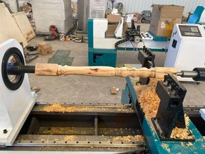 Tour CNC robuste pour le travail du bois, grandes machines à tourner les colonnes en bois massif, équipement d'usinage CNC pour pièces de meubles, moteur 4 kW - Product Image 5