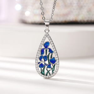 Collana con Ciondolo Floreale in Resina Smaltata da Donna, Lunga Catena per Maglione, Gioielli per Feste di Compleanno - Product Image 2
