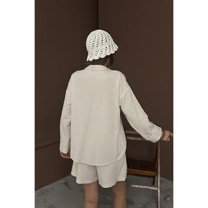 Conjunto de Lino Beige Alaat al por Mayor para Mujer, Conjunto de Top y Pantalones Cortos Transpirables de Manga Larga - Product Image 1