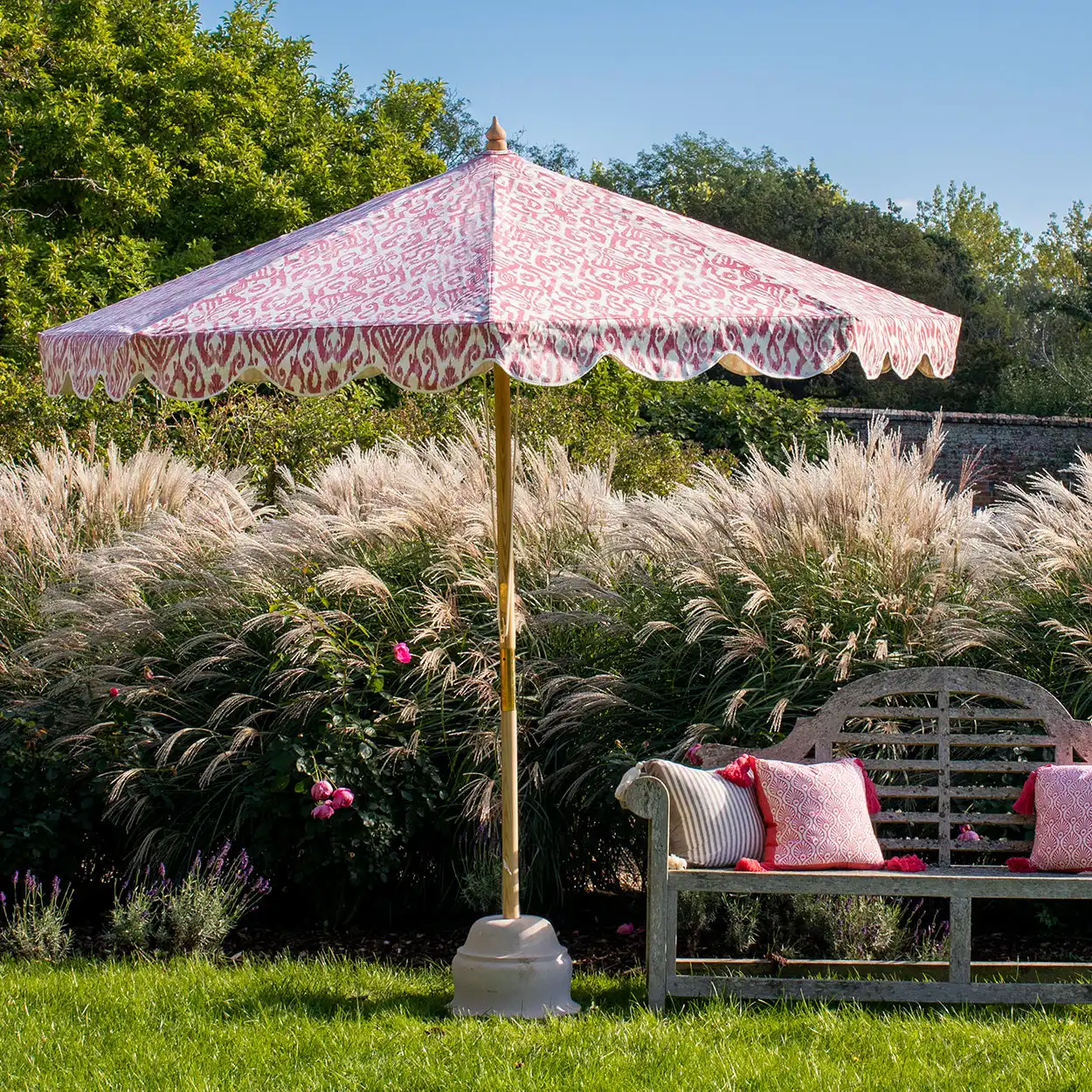 Ombrello da giardino smerlato con struttura in legno biondo resistente e realizzato a mano bianco ombrellone ottagonale per terrazzo lato piscina