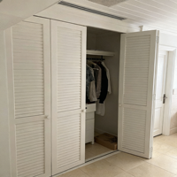 Armoire à portes à persiennes en bois massif personnalisée BALOM, ventilée et résistante à l'humidité, mobilier de chambre à coucher, panneau arrière épaissi