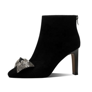 Bottines d'hiver en <span class=keywords><strong>daim</strong></span> <span class=keywords><strong>noir</strong></span> pour femmes avec nœud en strass élégant bout carré talon haut Zip confort OEM/ODM bottes de mode personnalisées - Product Image 2