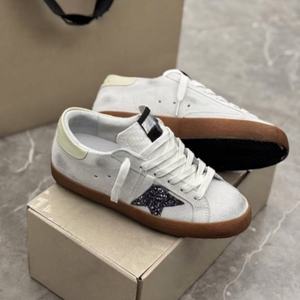 Zapatos Deportivos Cómodos de Diseño de Lujo, Blancos, de Piel Genuina, para Hombre, Estilo Casual para Caminar, con Detalles Dorados - Product Image 4