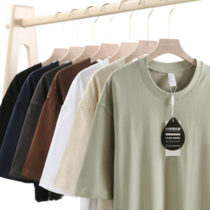 ผู้ผลิตเสื้อผ้าฝ้ายแท้ 100% น้ำหนัก 270-290 แกรมต่อตารางเมตร แบบเรียบง่าย สวมใส่สบาย แห้งเร็ว ป้องกันแบคทีเรีย ป้องกันไรฝุ่น สำหรับทุกเพศ ทนทานต่อการซักซีดจาง แขนสั้น - Product Image 1