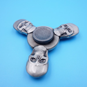Toupie Fidget Spinner en alliage de zinc, motif crâne à trois feuilles, finition argent antique, cadeau unisexe pour les 8 à 13 ans - Product Image 4