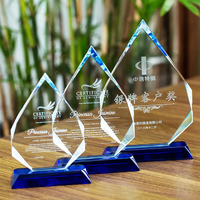 HDW Vente en gros pas cher Trophée en verre cristal vierge en forme de cœur Trophées de logo 3d personnalisés Médailles Plaques avec base bleue