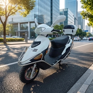 <span class=keywords><strong>La</strong></span> moto scooter Suzuki 125cc à essence est livrée directement par le fabricant pour l'exportation. - Product Image 1