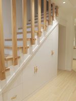 Meuble d'escalier modulaire sur mesure en panneaux stratifiés, design traditionnel duplex, pour rangement sous escalier, salon et appartement