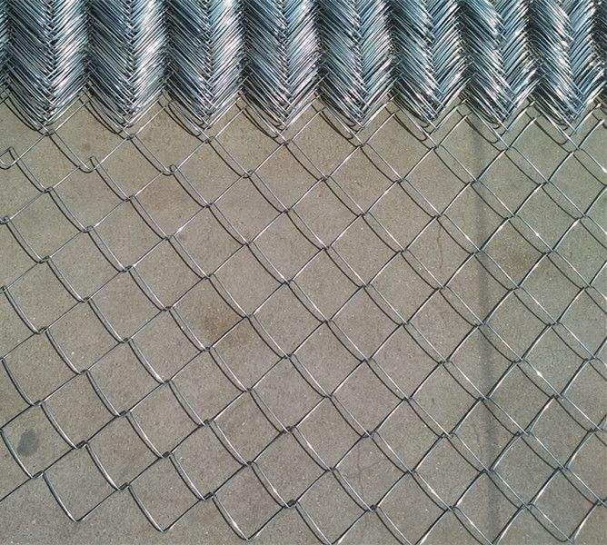 Galvanized & Pvc Coated Chain Link Fence diamond Mesh Wire Fence Roll ...