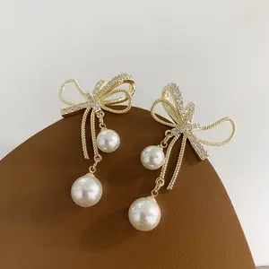 Großhandel individuelle Strass-Kristall-Bogen-Ohrringe mit Perlen Pedanten-Ohrringe für Damen