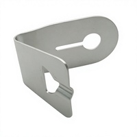 Soporte de pared de chapa metálica plateado en forma de L con orificio para colgar y orificios de montaje en la base, soporte personalizado para dispositivos estampado