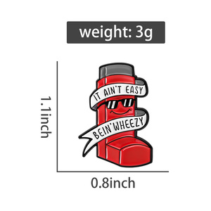 Broche de Metal Esmaltado Divertido con Forma de Inhalador de Asma Rosa, Personalizado con la Frase 'IT AI NoT EASY <span class=keywords><strong>BEIN</strong></span> WHEEZY', para Mochila, Solapa, Joyería, Regalos - Product Image 6