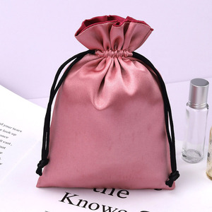 Sac en satin rose imprimé avec logo personnalisé pour l'emballage de parfums et de bijoux, pochette en soie de luxe pour cheveux - Product Image 2