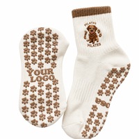 Chaussettes de yoga et de Pilates antidérapantes pour jeunes femmes, avec logo personnalisé OEM, en tissu semi-éponge, bordure à volants, motif cœur, patte et nuage brodés