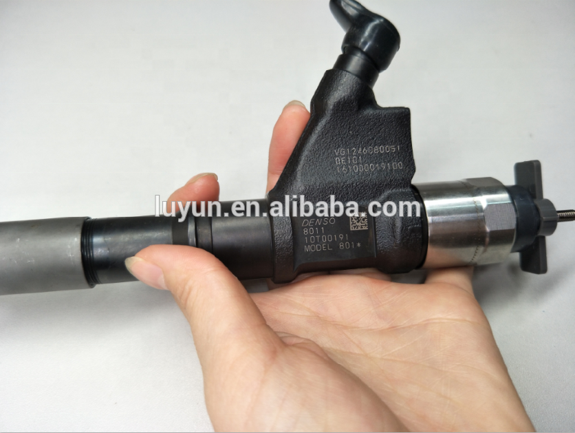 High Quality Diesel Fuel Injector 095000-8011 Common Rail Injector VG1246080051 With Nozzle DLLA145P1049 For SINOTRUK
