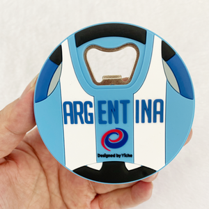 Ouvre-bouteille de football personnalisé <span class=keywords><strong>T</strong></span>-<span class=keywords><strong>shirt</strong></span> en jersey Ouvre-bouteille de bière en caoutchouc PVC souple Promotion Vente en gros Ouvre-bouteille de bière en silicone - Product Image 2