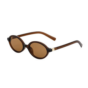 Gafas de sol ovaladas de estilo europeo para mujer, protección UV400, lentes de PC, gafas de protección solar a la moda, montura redonda, Color negro YT 7786 - Product Image 5