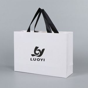 Sacs en papier kraft de luxe en gros avec logo personnalisé, impression sérigraphique, poignées en ruban pour l'emballage de vêtements, chaussures et chaussettes - Product Image 3