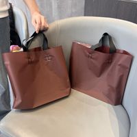 Matglanzende, semi-transparante, bedrukte shoppertasjes met uitgesneden handvat voor boetieks, kledingwinkels en cadeauverpakkingen.