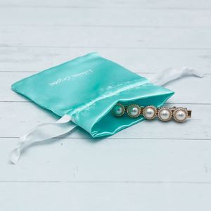 Pochettes cadeaux en satin tendance avec logo personnalisé, sacs à bijoux en satin vert à cordon pour boutique - Product Image 4