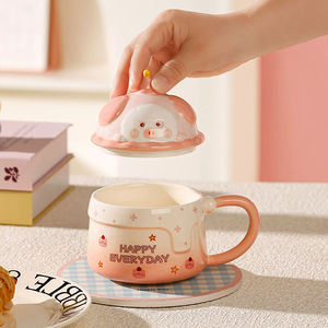 Underglaze Taza de animales de dibujos animados pintada a mano Taza de cerámica de cerdo Rosa lindo con tapa - Product Image 3