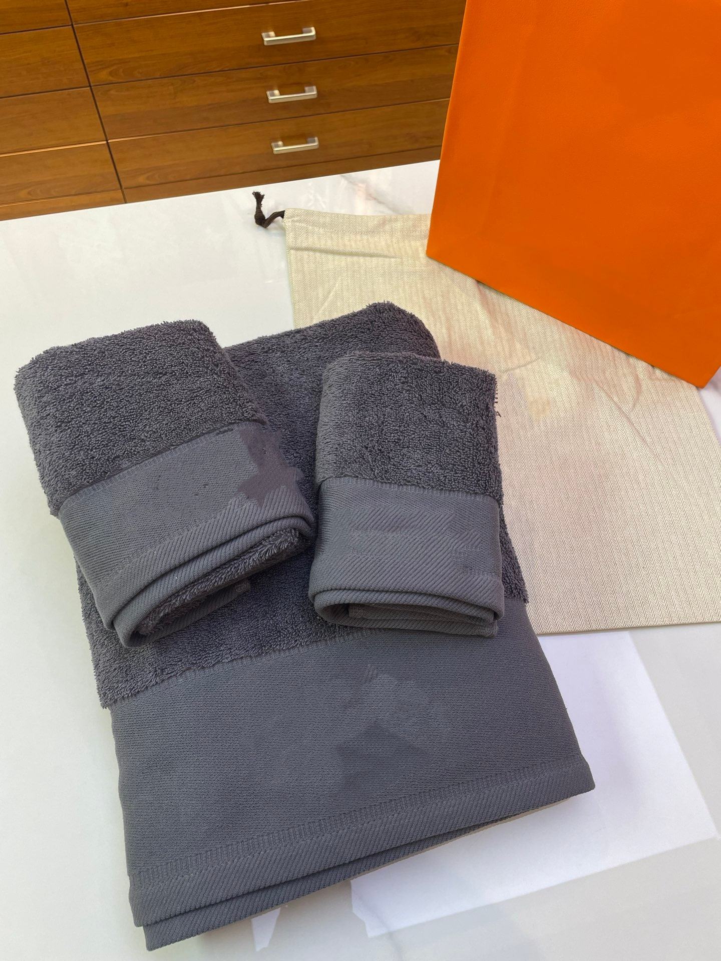 สีเทาเข้ม