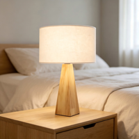 Lampe de table élégante en bois de style nord-européen avec base en bois et abat-jour en tissu de lin pour hall d'entrée ou maison