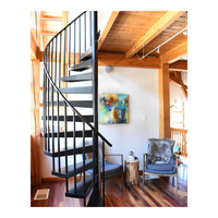 Escalier en colimaçon de luxe avec marches en marbre, balustrade en verre cristal, main courante en métal finition or, fabrication entièrement personnalisée