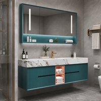 Meuble-lavabo mural moderne vert sarcelle cannelé avec vasque, armoire miroir LED et étagère ouverte pour projet hôtelier