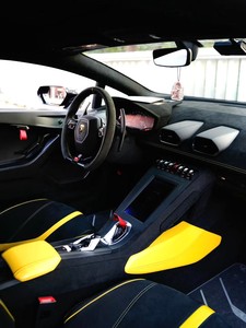 Voiture de course homologuée Huracan <span class=keywords><strong>STO</strong></span> d'occasion, kit aérodynamique entièrement en carbone, peinture personnalisée violet-jaune, faible kilométrage, côté gauche. - Product Image 2