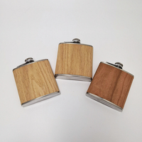 Logo personnalisé 6oz Mini fiole de hanche à liqueur en acier inoxydable avec design moderne fiole à liqueur à grain de bois pour le voyage pour hommes et femmes