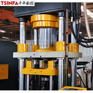 เครื่องอัดไฮดรอลิกแบบสี่เสาสี่คาน 630 ตัน มอเตอร์ 37 กิโลวัตต์ สำหรับทำบล็อกเกลือแร่สำหรับสัตว์เลีย น้ำหนัก 15 กิโลกรัม - Product Image 2